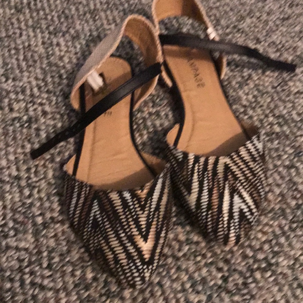 Pointy ankle strap pointy flats